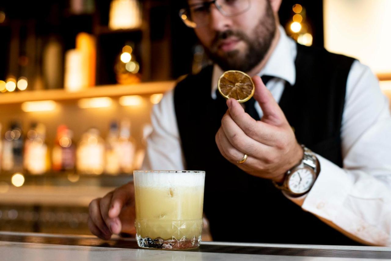 Intercontinental Perth City Centre By Ihg Εξωτερικό φωτογραφία A bartender preparing a cocktail